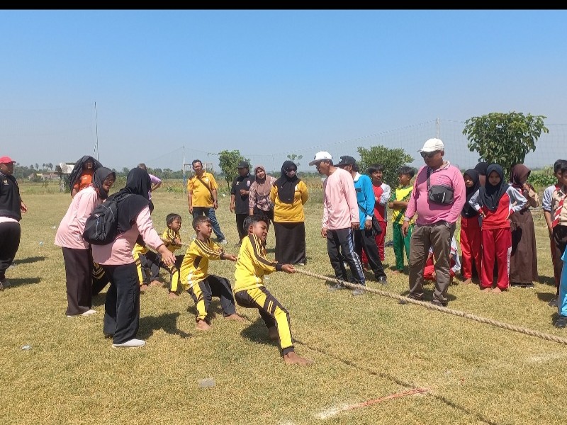 Lomba Tarik Tambang Tingkat SD/MI se-kecamatan Kapongan